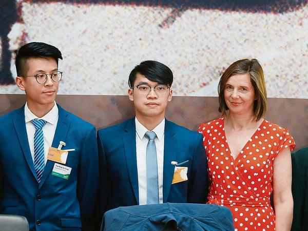 Seite an Seite. Die beiden Hongkonger Flüchtlinge (v.l.) Ray Wong und Alan Li im Sommer 2019 mit der Grünen Katrin Göring-Eckardt.