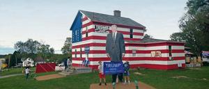 In dem rot-weiß-blauen Holzhaus in Latrobe können Trump-Fans Wahlkampfmaterial einsammeln – und registrierte Demokraten ihre Gesinnung wechseln. 