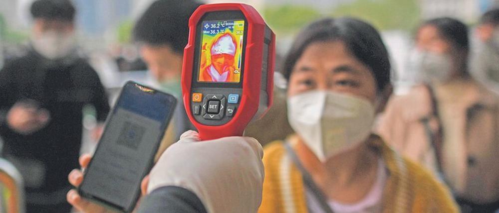 Wer sich in Wuhan bewegen will, muss seine Gesundheit per Handy-App und einer Körpertemperatur von höchstens 37,2 Grad Celsius beweisen.