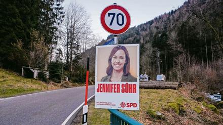 Jeder Tag ist eine gewundene Straße. Jennifer Sühr möchte dahin, wo die Wähler sind. Doch sie darf nicht.