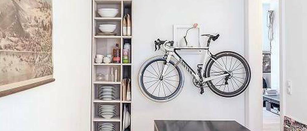 Wandschmuck und Statussymbol. Die Aufhängung für das Fahrrad wurde extra für die Küche entworfen.