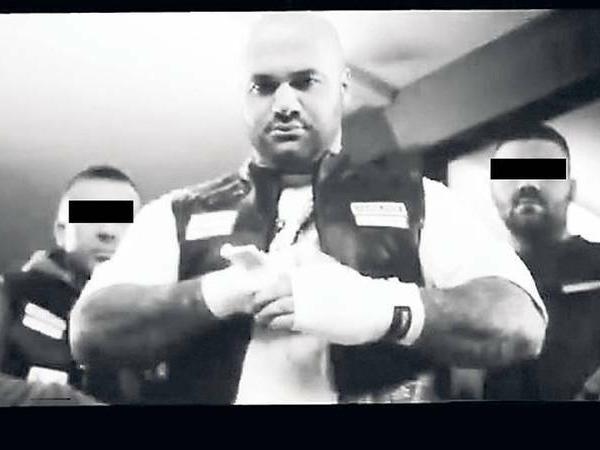 Rockerboss Padir ist längst Kult in der Szene: Im Bushido-Video „Mitten in der Nacht“ posiert er als Boxer.