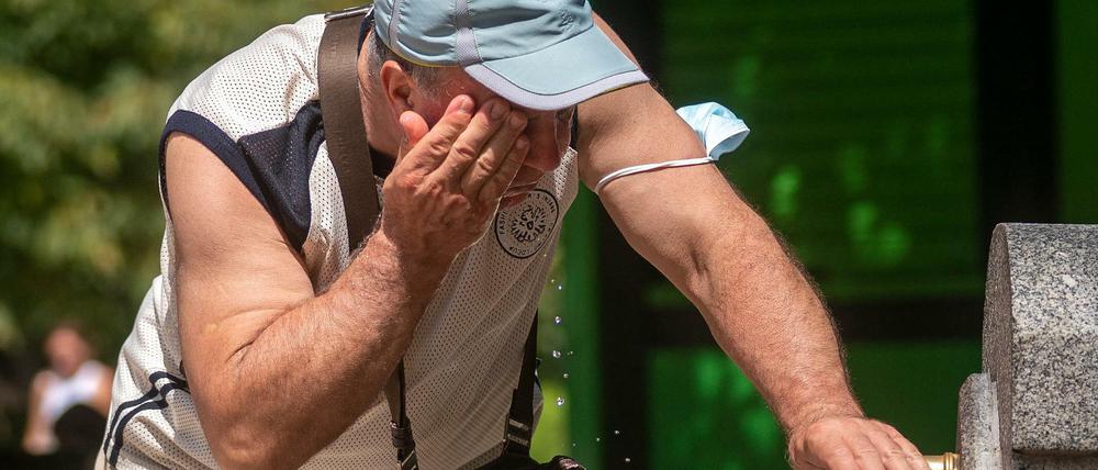 Ein Mann versucht, sich in einem Brunnen im Retiro-Park in Madrid abzukühlen.