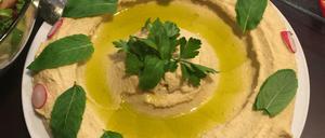 Omar Saad pflegt den libanesischen Stil: sein Hummus soll vor allem nach Kichererbsen schmecken
