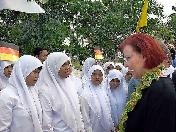 Die ehemalige Entwicklungsministerin Heidemarie Wieczorek-Zeul (SPD) hat sich Ende 2013 aus dem Parlament verabschiedet. Das Foto zeigt sie bei einer Reise ins indonesische Aceh, wo Deutschland nach dem Tsunami 2004 viel Geld in den Wiederaufbau investiert hat. 