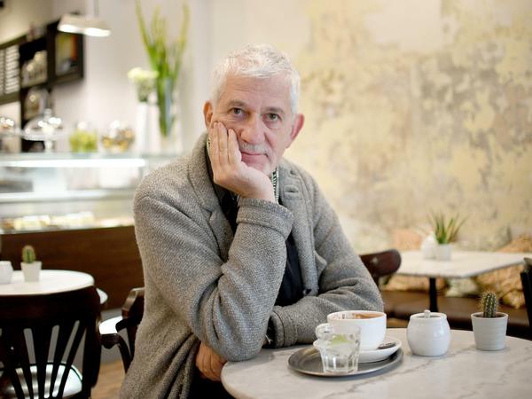 Ilja Richter trifft sich gern in seinem Stammcafé im Berliner Stadtteil Prenzlauer Berg.
