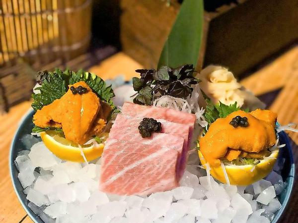 Im "The Catch" wird der Toro in verschiedenen Varianten serviert, hier als Sashimi mit Seeigel