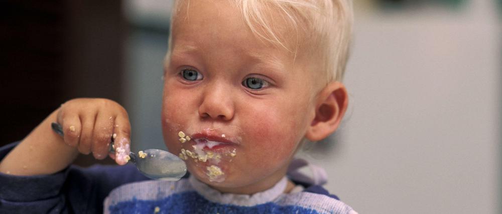 Bloß nicht füttern. Beim Baby-led Weaning soll das Kind ganz allein essen, sobald es etwas in die Hand nehmen kann.