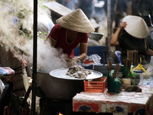 Streetfood. In Vietnam gehören die Garküchen auf der Straße zur Esskultur.