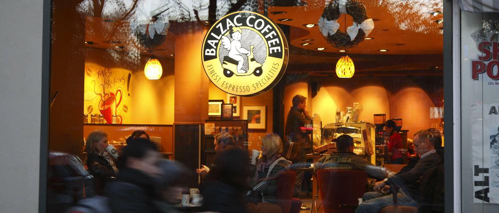 Büromenschen versorgen sich bei Balzac mit Pausenkost. Wer Zeit hat, schlürft Fair-Trade-Cappuccino am Fensterplatz.