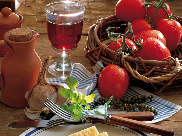 Leichte Rotweine harmonieren gut mit Tomaten oder gegrillter Paprika.