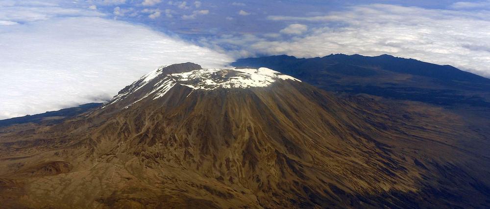Der Kilimandscharo ragt wie ein klotziger Wichtigtuer in der weiten Steppe heraus.