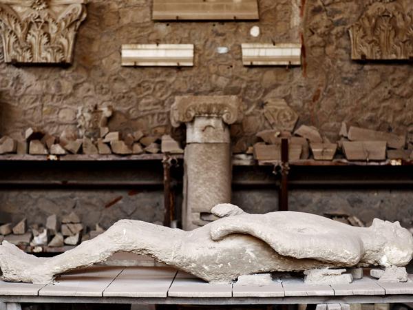 Die Archäologen fanden bei den Opfern des Vulkanausbruchs in Pompeji neben Schmuck auch Hausschlüssel.