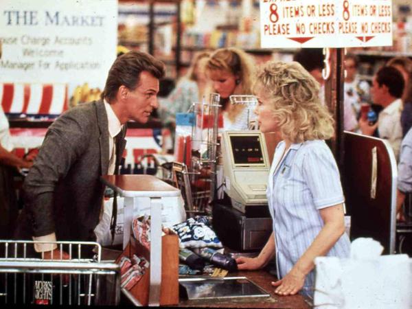 In „The Secret Life of Kathy McCormick“ findet eine einfache Supermarkt-Kassiererin Aufnahme in die lokale High Society.
