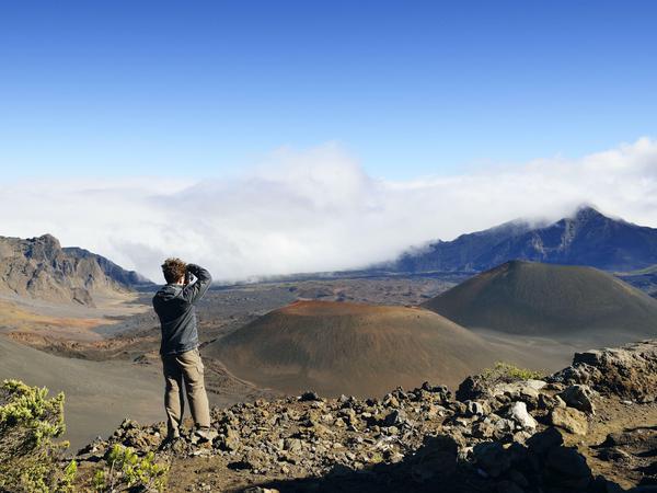 Vom Gipfel des Vulkans Haleakala auf Maui kann man einen spektakulären Blick genießen.