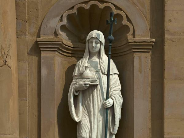Skulptur der Heiligen Walpurga am Sankt Bonifatius Kirche in Weißenohe, Oberfranken.