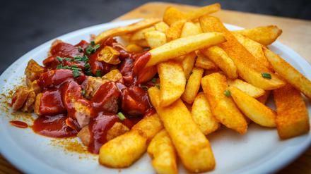 Mit oder ohne Darm? Currywurst mit Pommes ist der deutsche Fast-Food-Klassiker.