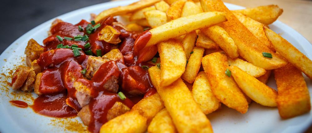 Mit oder ohne Darm? Currywurst mit Pommes ist der deutsche Fast-Food-Klassiker.