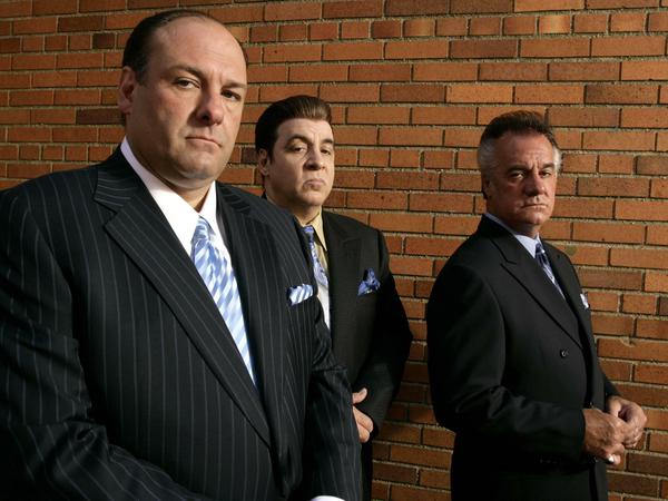 In der Fernsehserie "Die Sopranos" spielte Zandt (in der Mitte) den Striptease-Club-Besitzer Silvio Dante.