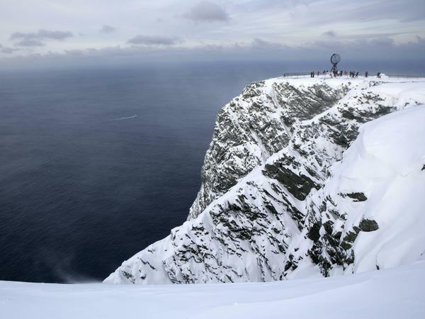 Touristen auf dem Nordkap genießen den freien Blick aufs Meer. 