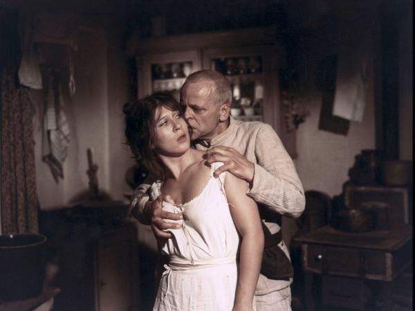 Mit Klaus Kinski. Für ihre Rolle in Werner Herzogs „Woyzeck“ wurde Mattes 1979 in Cannes ausgezeichnet. 