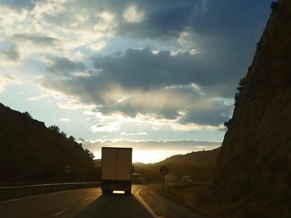Trucker-Romantik. Der Alltag von Fernfahrern ist oft hektisch, doch es gibt auch ruhige Momente.