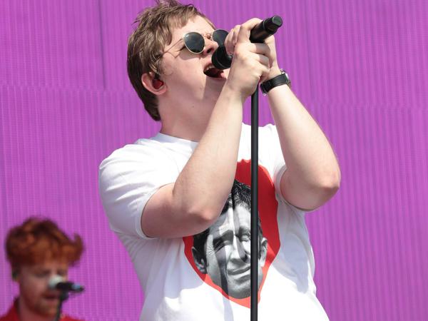 Capaldi trug auf dem Glastonbury Festival ein T-Shirt mit dem Konterfei des Oasis-Gründers Noel Gallagher.