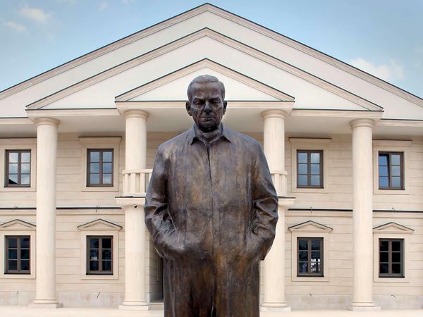 Die Ivo Andrić-Statue in Andrićgrad. Die gleiche Bronze steht im Zentrum von Belgrad neben dem letzten Wohnsitz des Autors. Jetzt ist dort ein Museum.