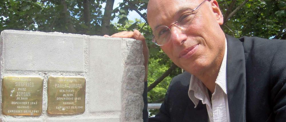 Steine des Anstoßes - Terry Swartzberg mit den Stolpersteinen für Siegfried und Paula Jordan.