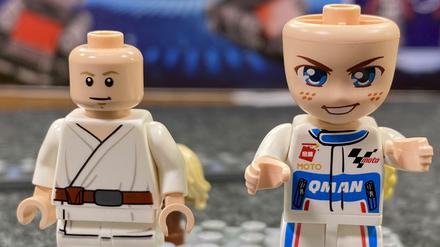 Verwechslungsgefahr? Links die Figur von Lego, rechts von Qman.