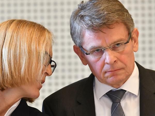 Polizeipräsident Klaus Kandt neben seiner Stellvertreterin Margarete Koppers im Innenausschuss des Abgeordnetenhauses.