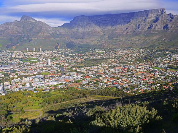 Auch Südafrika – hier ein Blick auf den Tafelberg in Kapstadt – kann wieder bereist werden. , 