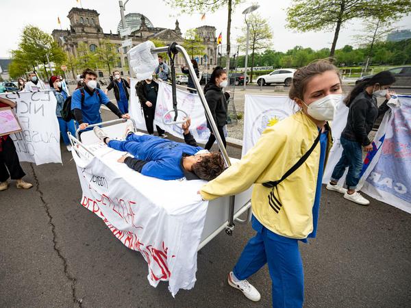 "Der Pflege geht die Luft aus" - das war ein Slogan, mit dem vor kurzem Pflegekräfte für bessere Arbeitsbedingungen protestierten.