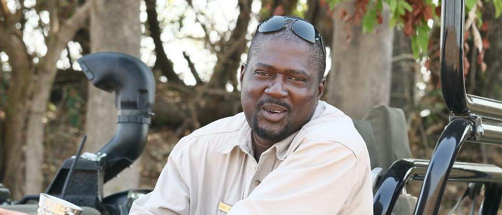 Guide Isaac Kalio fährt Safaritouristen durch die Busanga-Ebene.