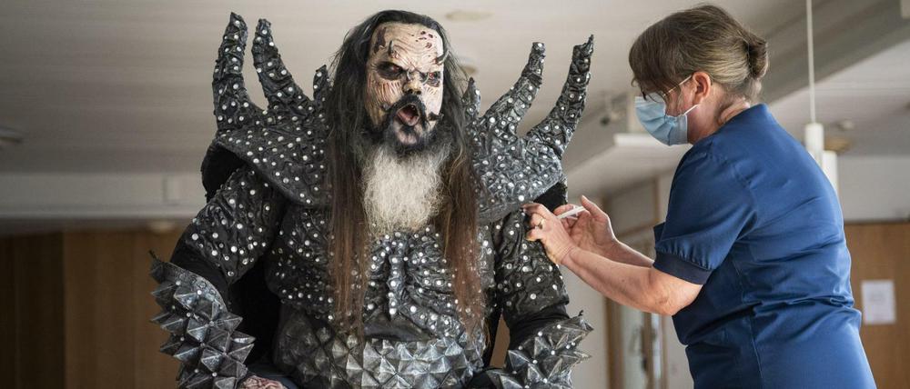 Mr. Lordi, Sänger der finnischen Hard-Rock-Band Lordi, hat sich gegen Corona impfen lassen.