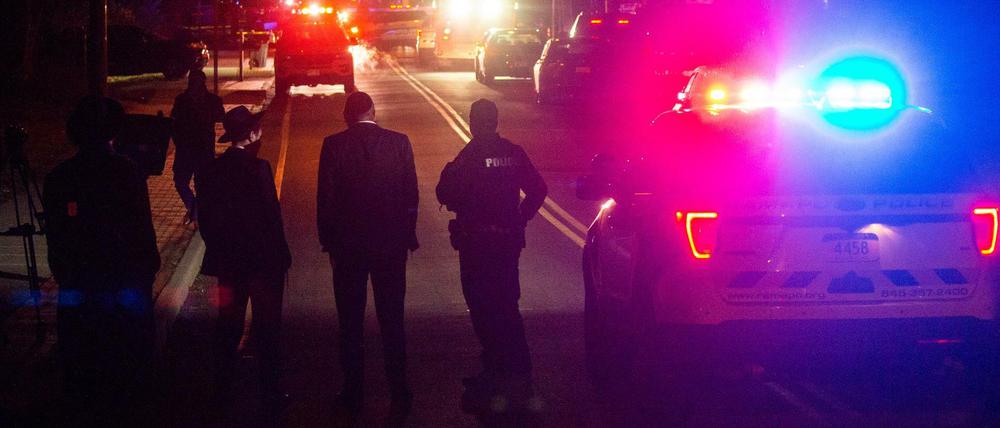 Passanten am Tatort in Monsey, New York.