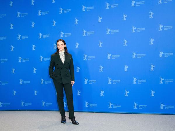 Juliette Binoche trug bei der ersten Pressekonferenz der Berlinale Anzug.