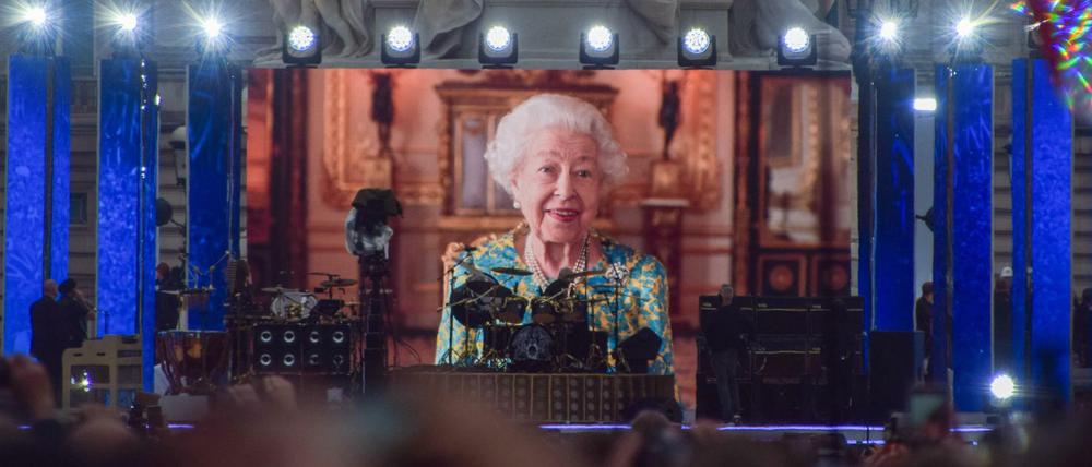 Videoclip mit der Queen bei dem Jubiläumsfeierlichkeiten in London.