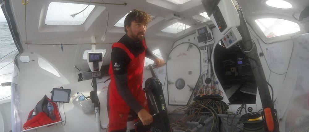 Zentrale. Boris Herrmann im Cockpit der Seaexplorer - Yacht Club de Monaco. Von hier aus bedient der Solosegler sein Boot. 