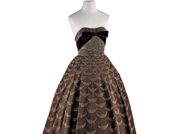 Das Kleid „Mexique“ der Ligne Longue entwarf Dior 1951.