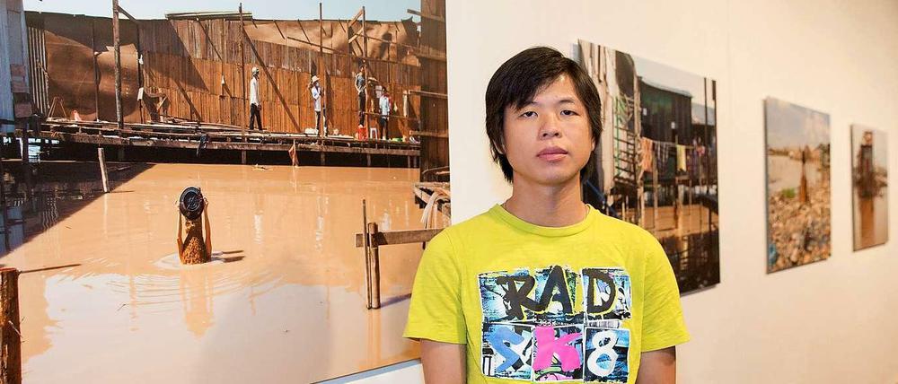 Der Künstler Khvay Samnang vor einem seiner Werke, die derzeit in der Akademie der Künste zu sehen sind.