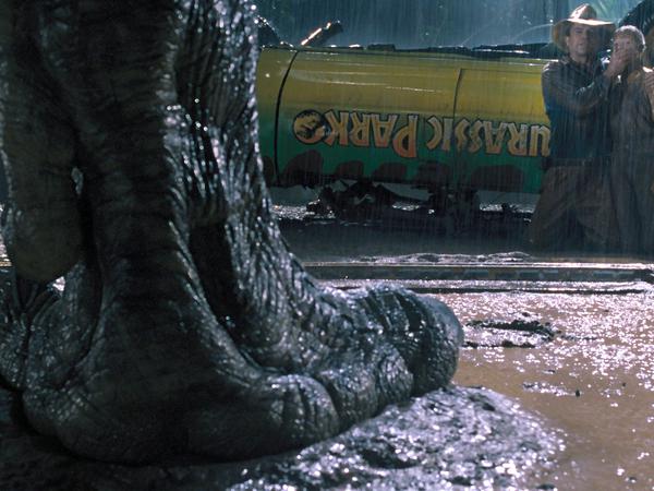 Jurassic Park war einer der erfolgreichsten Dino-Filme aller Zeiten. Mit der Realität hatte er allerdings wohl nur bedingt zu tun. Im Bild: Sam Neill als Dr. Alan Grant und Ariana Richards als Lex Murphy in einer Szene des Kinofilms "Jurassic Park 3D" 