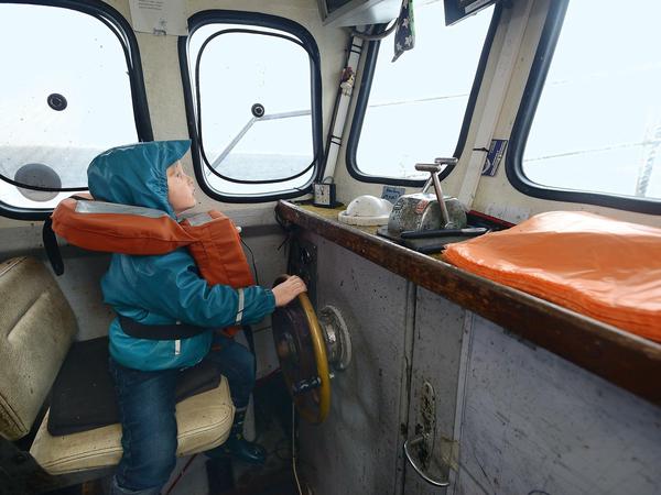 Ein kleiner Fischer steuert die "Seeadler" sicher zurück in den Wismarer Hafen.