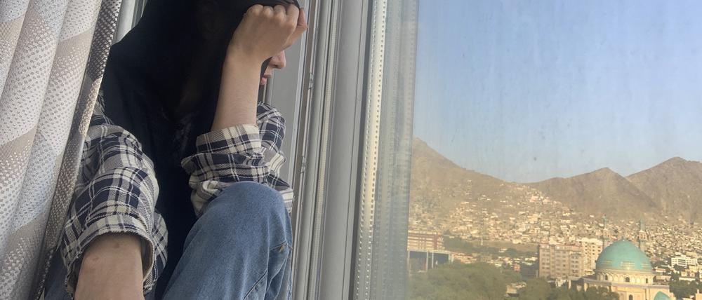Lamar am Fenster ihrer geheimen Wohnung in Kabul.