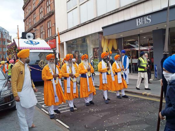 „Vaisakhi“ heißt eines der höchsten Feste der örtlichen Sikh-Gemeinde, Höhepunkt ist eine alljährliche Parade.