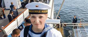 Das Privatfoto der Eltern vom Freitag (15.08.2008) zeigt die 18-jährige Offiziersanwärterin der Marine Jenny Böken an Bord der Gorch Fock im Hafen von Mürwik (Flensburg).