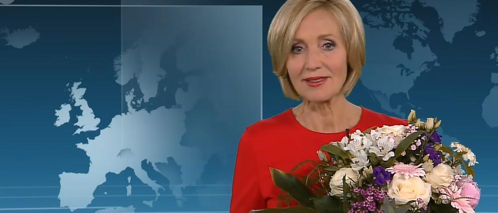 Petra Gerster bei ihrer letzten Sendung mit einem Blumenstrauß in der Hand.