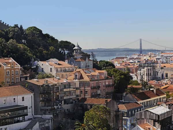 Vom Miradouro da Graça blickt man auf die Altstadt von Lissabon.