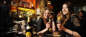 Zwei junge Frauen trinken "Mampe halb und halb" in der 8MM Bar am Senefelderplatz.