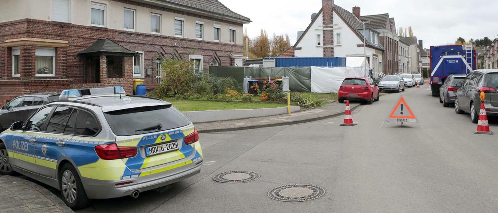 Am 11. November 2019 untersucht die Polizei in Alsdorf, Nordrhein-Westfalen, die Wohnung eines Verdächtigen im Missbrauchsfall von Bergisch Gladbach.